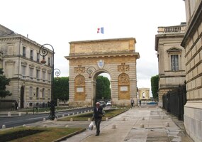 a náměstí se zrádnými patníky před ním