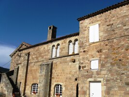 a je to starý románský klášter/komenda