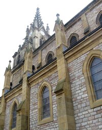na parkoviště pod náměstím Plaza de la Constitution s kostelem sv.Vincenta