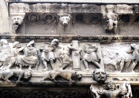 Výzdoba portálu sešlého chrámu je překvapivě zachovalá