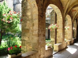 i klaustra místního kláštera jsou rozmáchlé a vzdušné