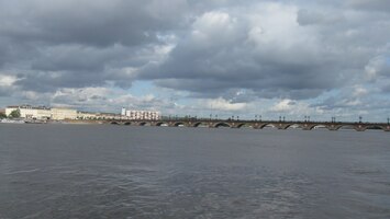 a příliv, který už skoro utopil oblouky mostu Saint Jean