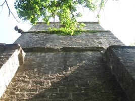 a stejně starou kapli Chapelle de Roubignac