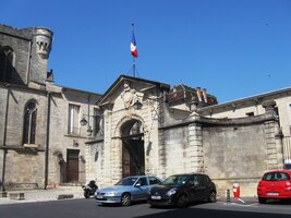 s přilehlým biskupským palácem (dnes radnice),