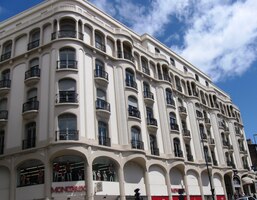 a moderního paláce prefektury