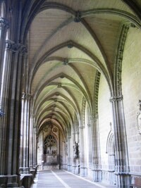 s vysokými a vzdušnými ambity