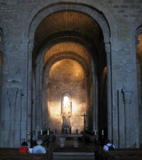 Interiér kotela je temný