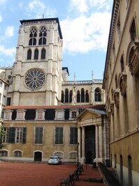 Ta spodní je katedrála St.Jean