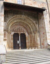 ale románsko-gotický kostel má už svá léta