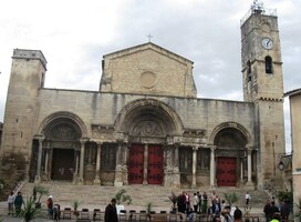 a mohutnému chrámu