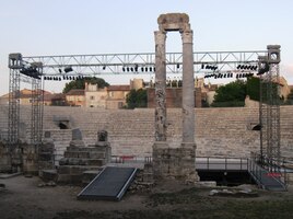zatímco na sousední římské divadlo už padl stín