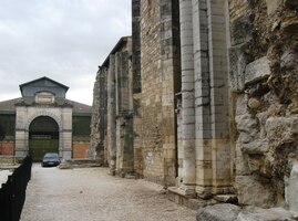 V podvečer jsme dorazili k zdevastovanému klášteru