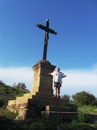 Nad vsí Soumont stojí poutní kříž