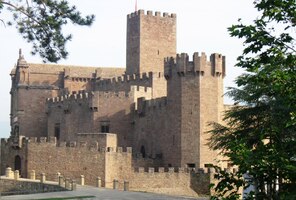 a my stojíme před hradem Javier