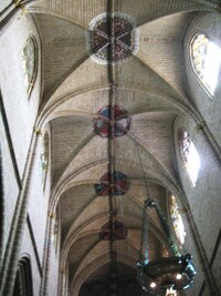 Pod klenbou vysoké hlavní lodi