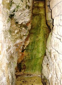 V kryptě je i podzemní pramen