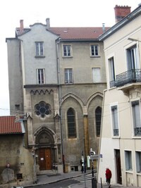 Vedle katedrály stojí dům s kostelem v přízemí