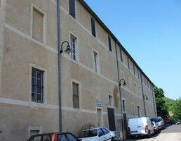 A zase velkým skokem až k této budově