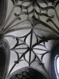 ale klenby jsou vysoké a překvapivě zdobné