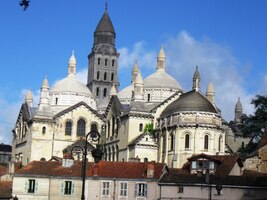 nebo tmavou v pozadí osvětleného chrámu?