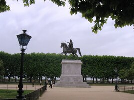 k Promenade de Peyrou s jezdeckou sochou Ludvíka XIV