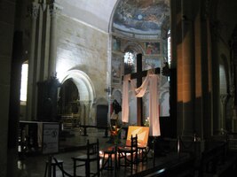 v satelitním městě Lescar