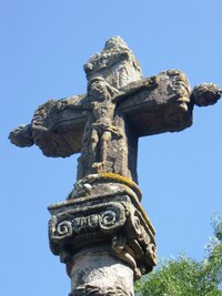 V horách nad přehradou narazíte na tento prastarý kříž