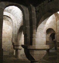 Pod kostelem je prastará krypta