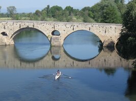 jehož 14 oblouků se zrcadlí ve vodě jako náhrdelník