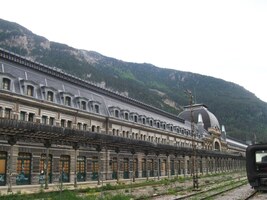 Canfranc-Estación ve španělském podhůří Pyrenejí