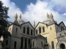 A toto je místní katedrála sv.Fronta s pěti masivními kupolemi