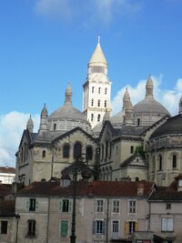 Vidíte bílou věž v pozadí tmavého chrámu