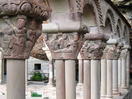 je famózní výzdoba hlavic sloupů