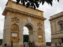 Vítězným obloukem se prochází