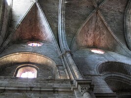 klenby hlavní lodi jsou převysoké,