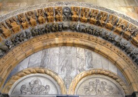 Barevnost a filigránství výzdoby portálu