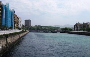 A jsme zase o kus dál ve městě nad řekou Urumea,