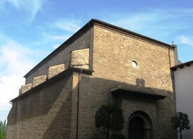 a tato stavba ani kostel nepřipomíná