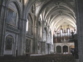 Hlavní loď je extrémně dlouhá