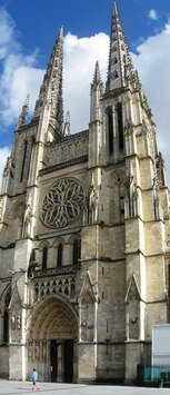 a vedle ní tento div gotiky -