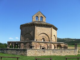 k románskému templářskému kostelu