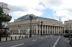 Mají tu gigantické divadlo,