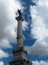 vystavěného na počest padlých Girodistů,