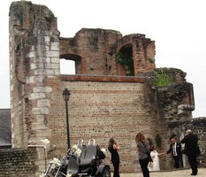 Jsou tu ruiny biskupského paláce,