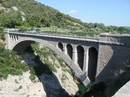 s třemi mosty přes řeku Herault