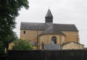 a večer dorazili až do periferie města Pau