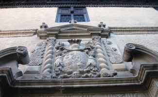 jak dokazují štíty místních paláců