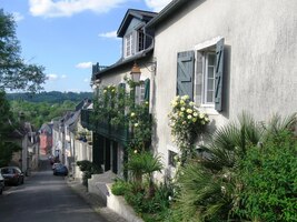 Z klášterního vrchu vede malebná cesta dolů