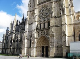 doslova gigantickou katedrálu Saint Andre