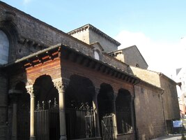 Její exteriér je masivní až hrubý